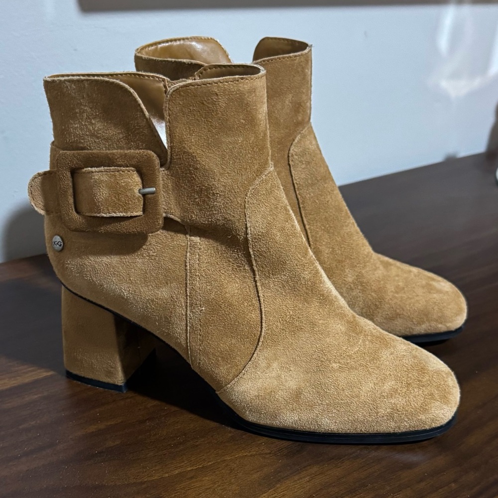 LIKE NEW UGG SHEARLING LINED BLOCK HEELED BUCKLE ANKLE BOOTS SIZE 8.5